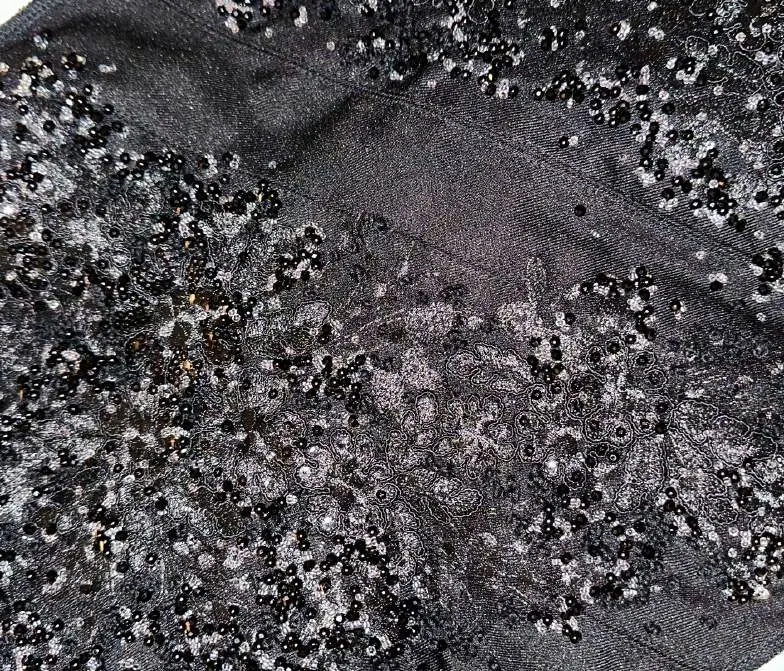 Texture de perles et fleurs fanées
