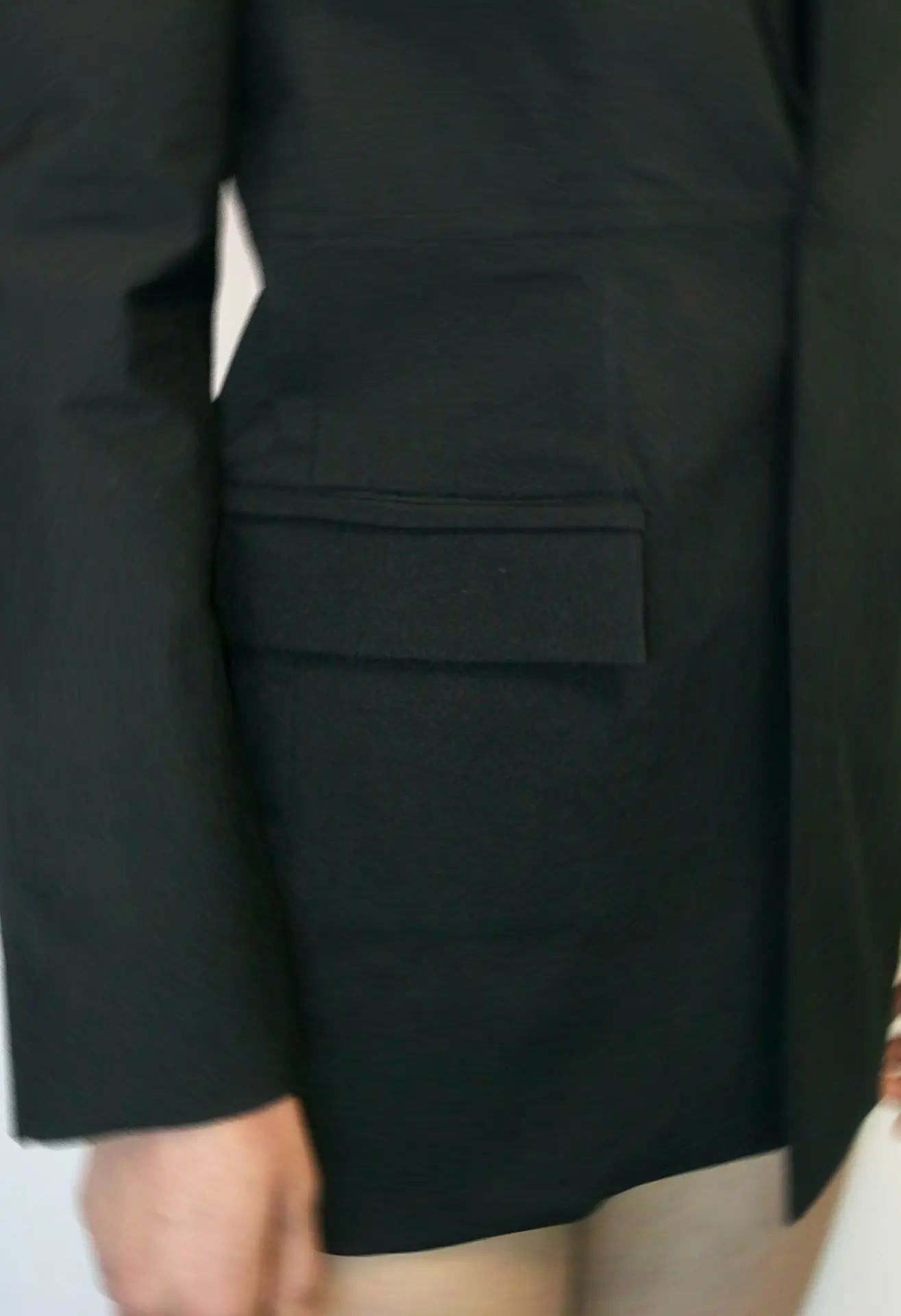 Détail d’un tailleur noir